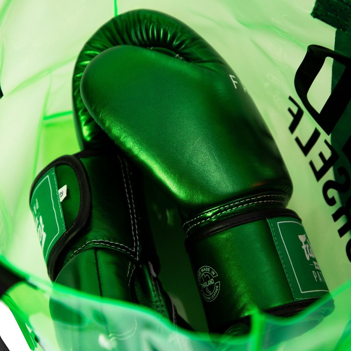 כפפות Fairtex בעיצוב מינימליסטי – אידיאליות לאימון קיקבוקסינג ואיגרוף תאילנדי