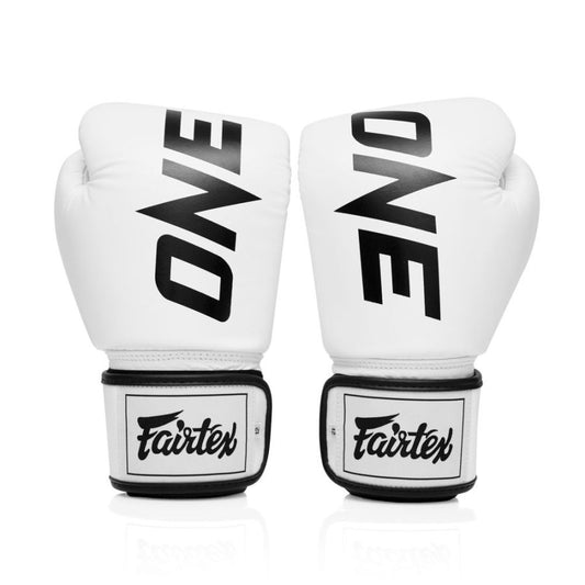 כפפות Fairtex BGV1 ONE בצבע לבן – סטייל ונוחות ללוחמים מקצועיים