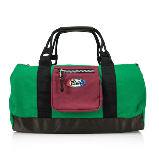 מבט קדמי נוסף של Fairtex BAG17 – מציג כיס חיצוני עם רוכסן וקיבולת כוללת של 20 ליטר שמתאימה לחדר כושר ולנסיעות קצרות--ירוק