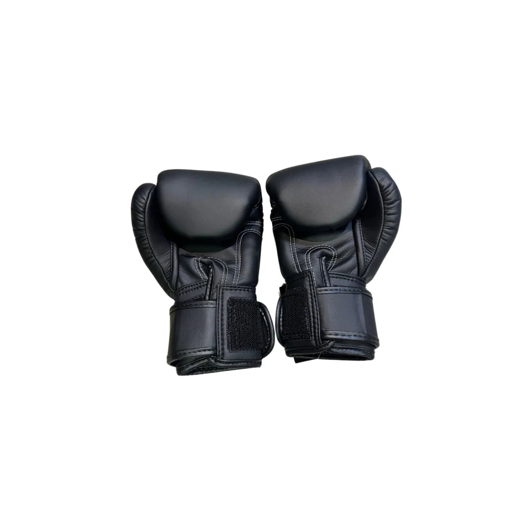 כפפות אגרוף לילד לחוג איגרוף תאילנדי ו-mma מותג טווינס ספשל במידות S M L בצבע שחור חלק--שחור