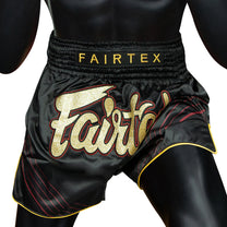 מכנסי איגרוף פיירטקס Fairtex דגם Mr.X בעיצוב מודרני עם חגורת מותן אלסטית רחבה בעלת שמונה רצועות