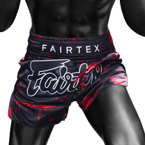 מכנסי איגרוף פיירטקס Fairtex דגם דימון בייט בעיצוב אפל עם חגורת מותן אלסטית רחבה בעלת שמונה רצועות
