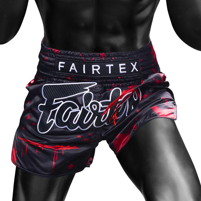 מכנסי איגרוף פיירטקס Fairtex דגם דימון בייט בעיצוב אפל עם חגורת מותן אלסטית רחבה בעלת שמונה רצועות