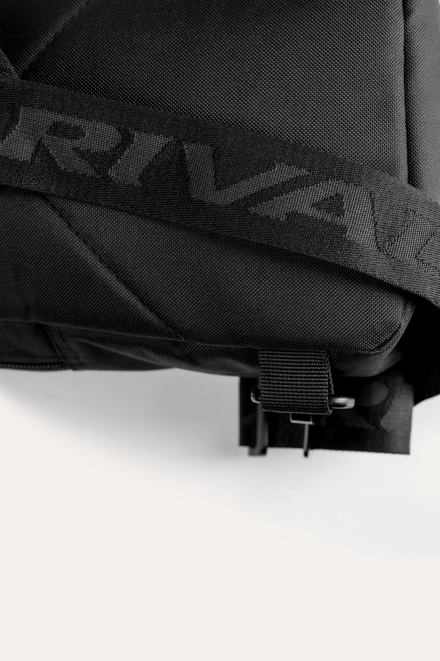 תיק צד אלכסוני מוצלב ספורטיבי Rival Crossbody Bag לאנשים בתנועה ולמתאמנים