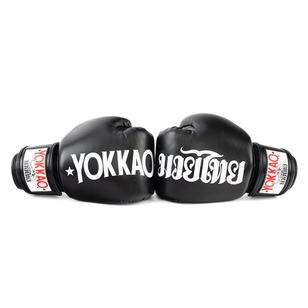 כפפות איגרוף YOKKAO Legacy צד אחד לוגו יוקאו וצד שני כיתוב תאילנדי--שחור