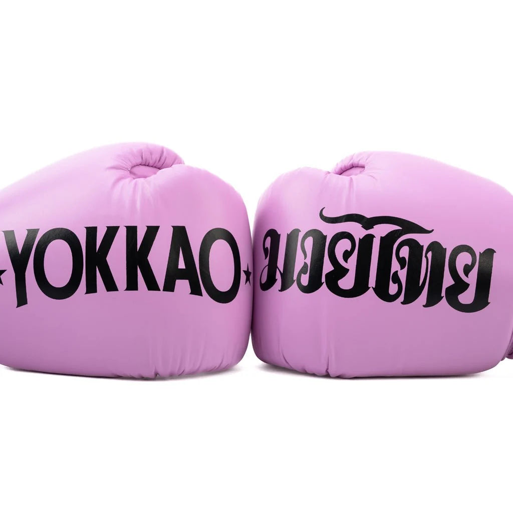 כפפות איגרוף YOKKAO Legacy עיצוב דואלי עם כיתוב תאילנדי אותנטי--לילך