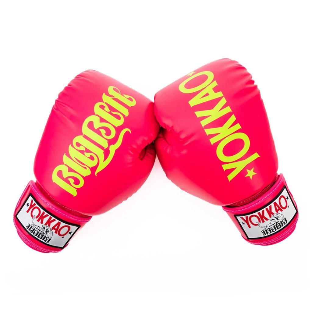 כפפות איגרוף תאילנדי YOKKAO Legacy תמיכה במפרק היד בזמן קלינצ'ים--ורוד