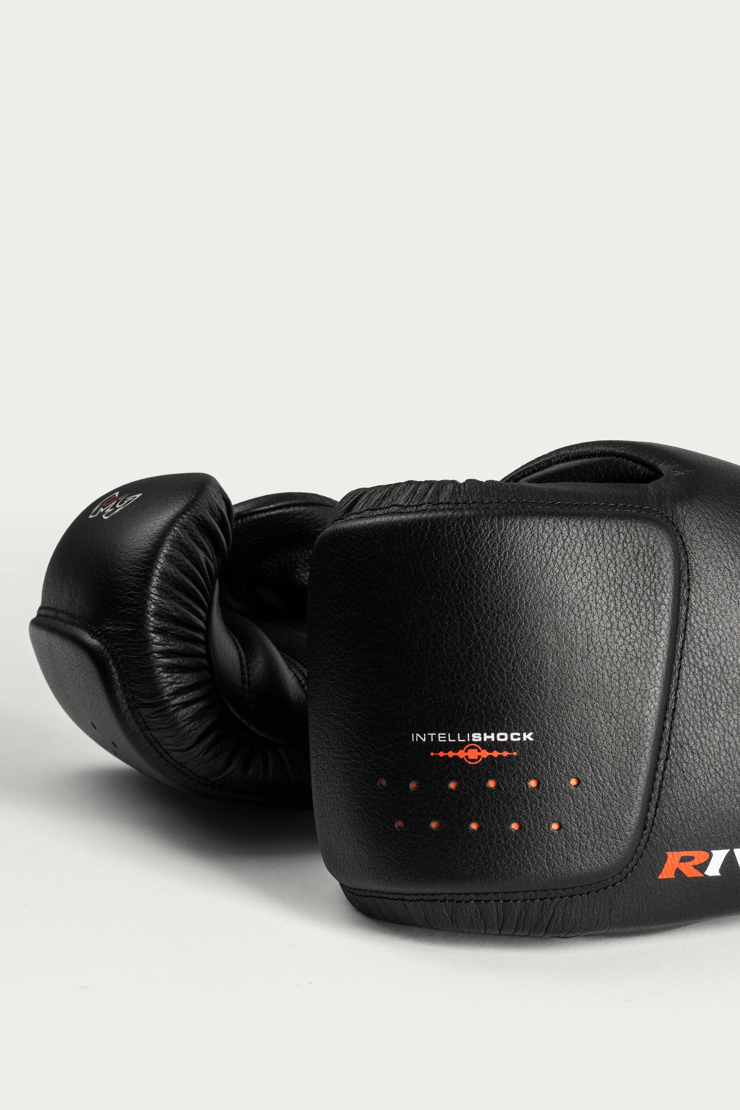 כפפות עור לשק איגרוף Rival RB50 עם רשת נושמת בכף היד לאוורור מקסימלי--שחור