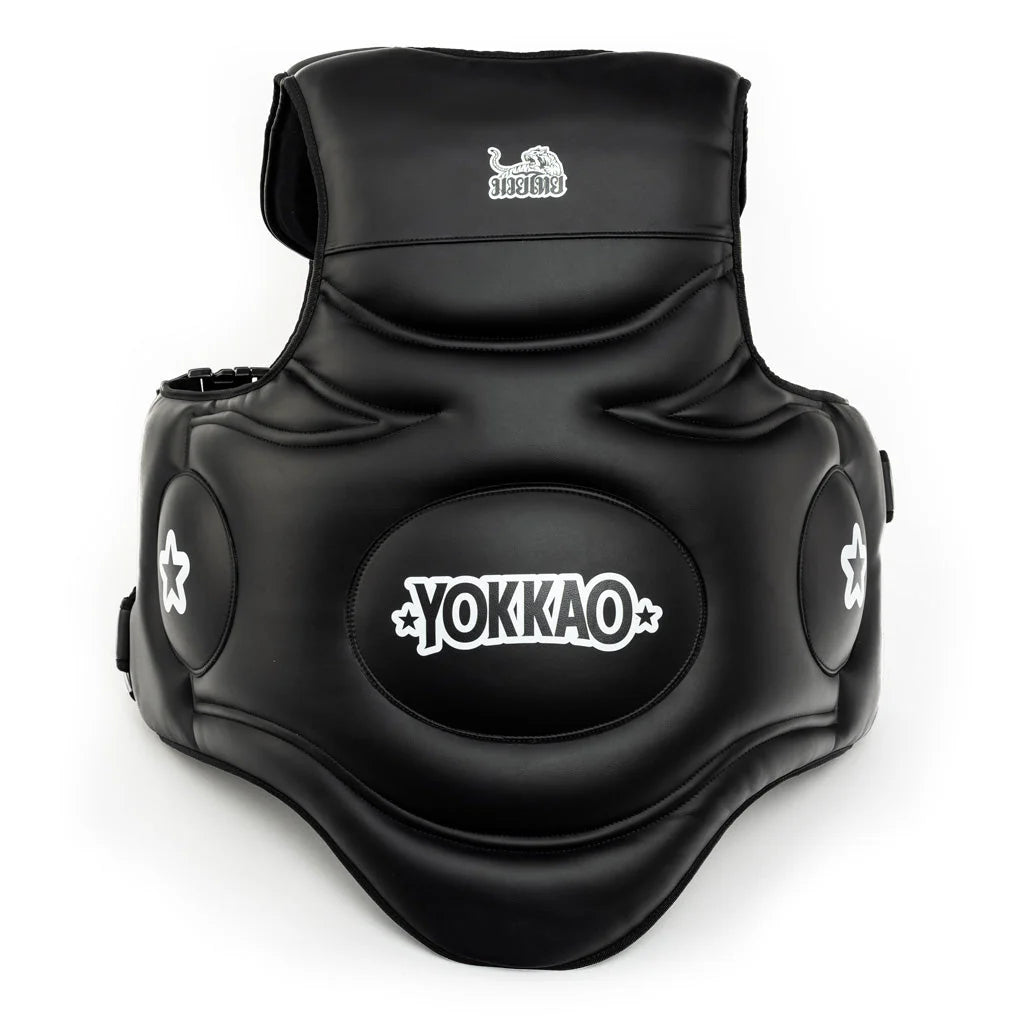מגן גוף מקצועי למאמנים מבית Yokkao לאימוני איגרוף תאילנדי וקיקבוקסינג--שחור