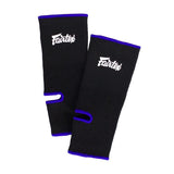 מגן קרסול אלסטי Fairtex במבט חזיתי על רגל מתאמן לאיגרוף תאילנדי כחלק מציוד אגרוף מקצועי--שחור פס כחול