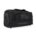 תצוגה קדמית של תיק Fairtex BAG2 – עם תא גדול ורוכסן כפול, אידיאלי לנשיאת כפפות אגרוף תאילנדי Fairtex בגודל 14 אונקיות ומגני שוק של Twins--שחור