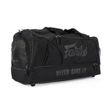 תצוגה קדמית של תיק Fairtex BAG2 – עם תא גדול ורוכסן כפול, אידיאלי לנשיאת כפפות אגרוף תאילנדי Fairtex בגודל 14 אונקיות ומגני שוק של Twins--שחור