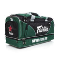 תקריב על הלוגו של Fairtex וחומר הניילון – משדר איכות ועמידות, ומדגיש שהתיק מותאם למי שמחפש ציוד אגרוף מקצועי--ירוק