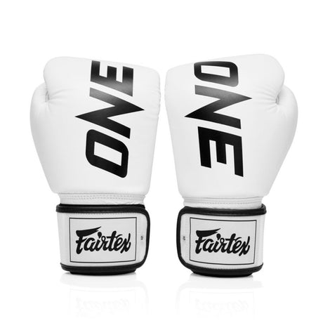  כפפות Fairtex BGV1 ONE בצבע לבן – סטייל ונוחות ללוחמים מקצועיים