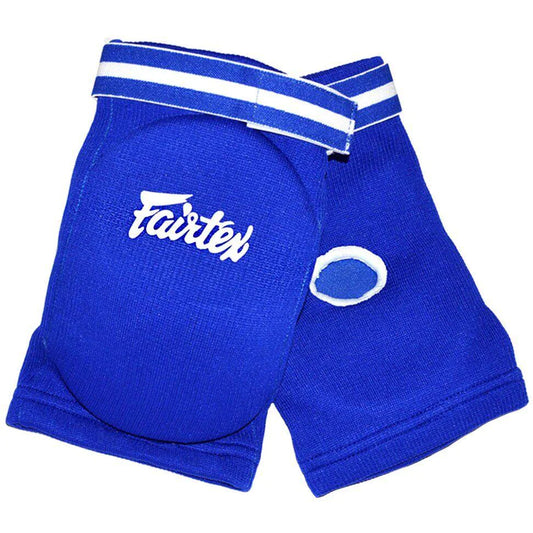 תקריב בד אלסטי של מגן מרפק Fairtex המספק תמיכה ויציבות במהלך אימון איגרוף תאילנדי--כחול
