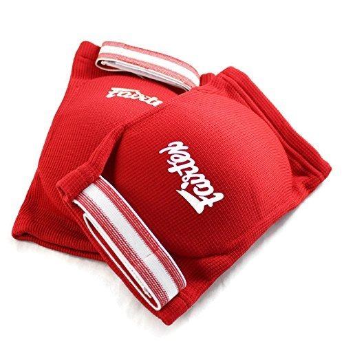 מגן מרפק אלסטי Fairtex על זרוע מתאמן באיגרוף תאילנדי כחלק מציוד איגרוף מקצועי לאימון מואי תאי--אדום