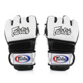 זוג כפפות MMA Fairtex בזווית אלכסונית לאיגרוף תאילנדי ולקרב מגע למתאמנים שמחפשים כפפות MMA מקצועיות--לבן שחור