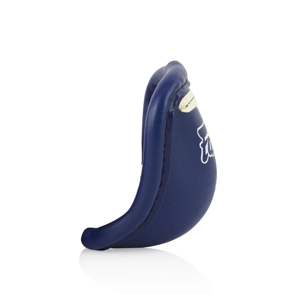 מגן מפשעה Fairtex בצילום תקריב של הרצועות והסגירה המדגישה את האחיזה האמינה והנוחות--כחול