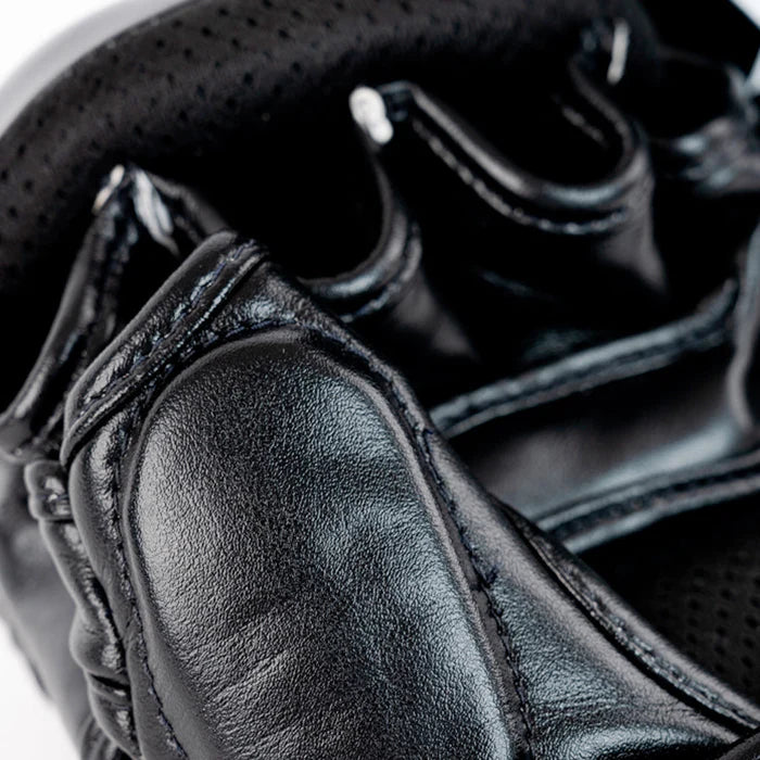 תקריב עור סינטטי בכפפות MMA YOKKAO לנוחות ועמידות באימון