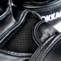 תקריב ריפוד בכפפות MMA מקצועיות להגנה על היד בספארינג