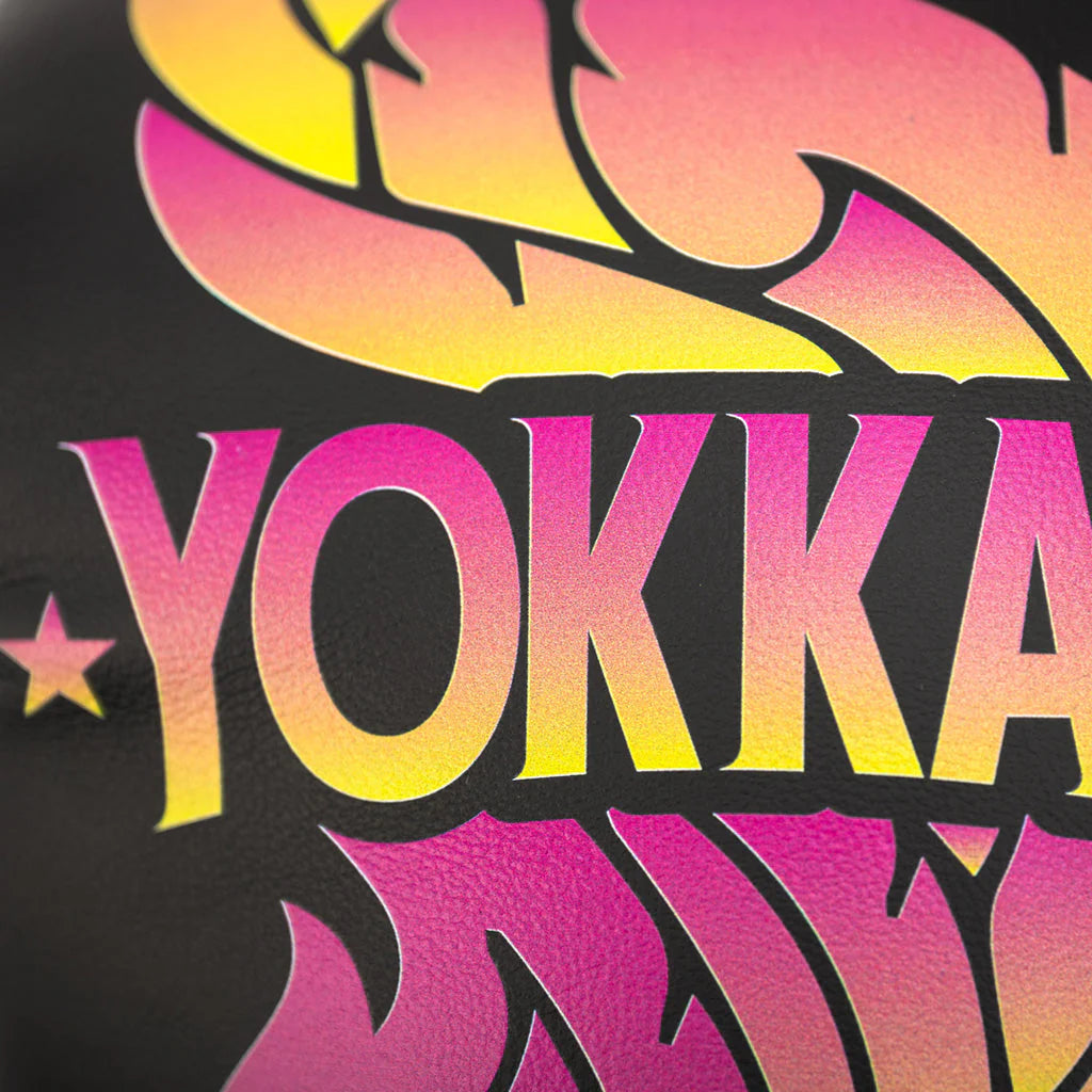 כפפות אימונים לקיקבוקסינג ואיגרוף Yokkao The Flame בעיצוב תרבותי אותנטי של לוחמים תאילנדים--שחור