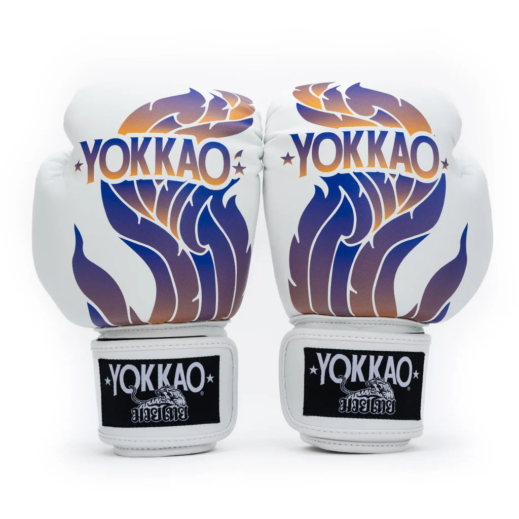 כפפות איגרוף פרימיום מעור מיקרופייבר Yokkao The Flame בגזרה אנטומית לסגירת אגרוף טבעית--לבן