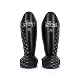 מגן עצם Fairtex SP5 במבט חזיתי מלא המתאים לאיגרוף תאילנדי כחלק מציוד איגרוף מקצועי--שחור