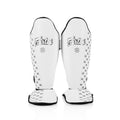 מגן עצם מקצועי של Fairtex עם מבנה ארגונומי להגנה על השוק בזמן אימון עם כפפות אגרוף--לבן