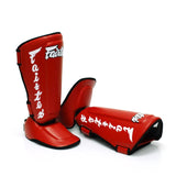 מגן עצם Fairtex SP7 במבט חזיתי המציג את אזור ההגנה המורחב והגזרה הדקה--אדום
