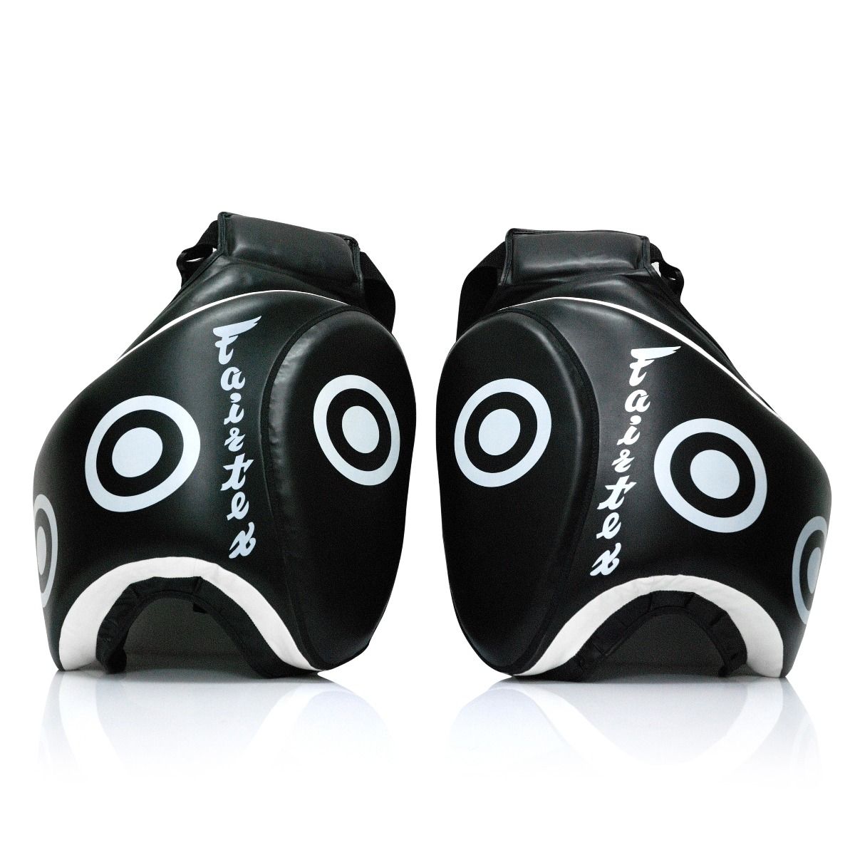 פדים עבים Fairtex TP3 במבט חזיתי לאימון איגרוף תאילנדי וקיקבוקס--שחור