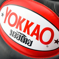 מגן גוף מלא למאמן YOKKAO כחלק מציוד אימון מקצועי למואי תאי