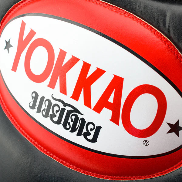 מגן גוף מלא למאמן YOKKAO כחלק מציוד אימון מקצועי למואי תאי