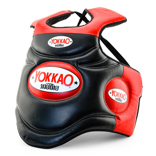 מגן גוף למאמן YOKKAO לאיגרוף תאילנדי לאימון בעיטות וברכיים במואי תאי